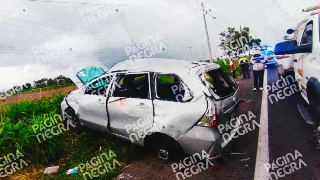 Se registra volcadura de camioneta en Atlixco, era un taxi pirata