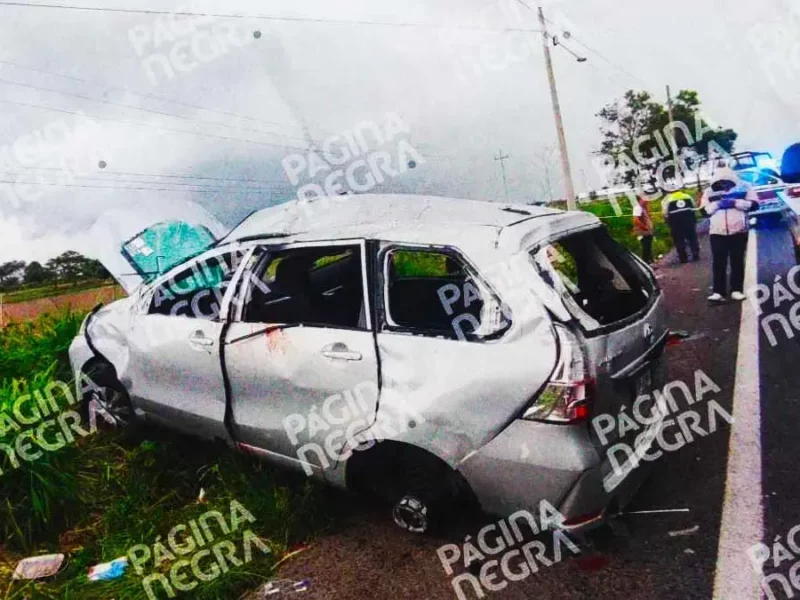 Se registra volcadura de camioneta en Atlixco, era un taxi pirata