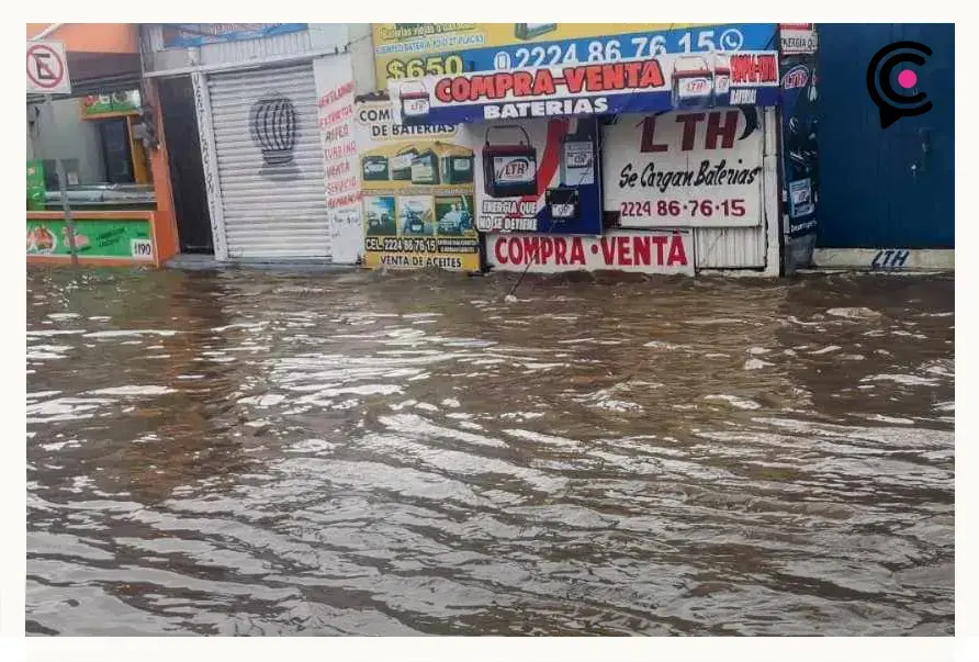 Fuerte lluvia causa inundaciones en el mercado Morelos de Puebla.