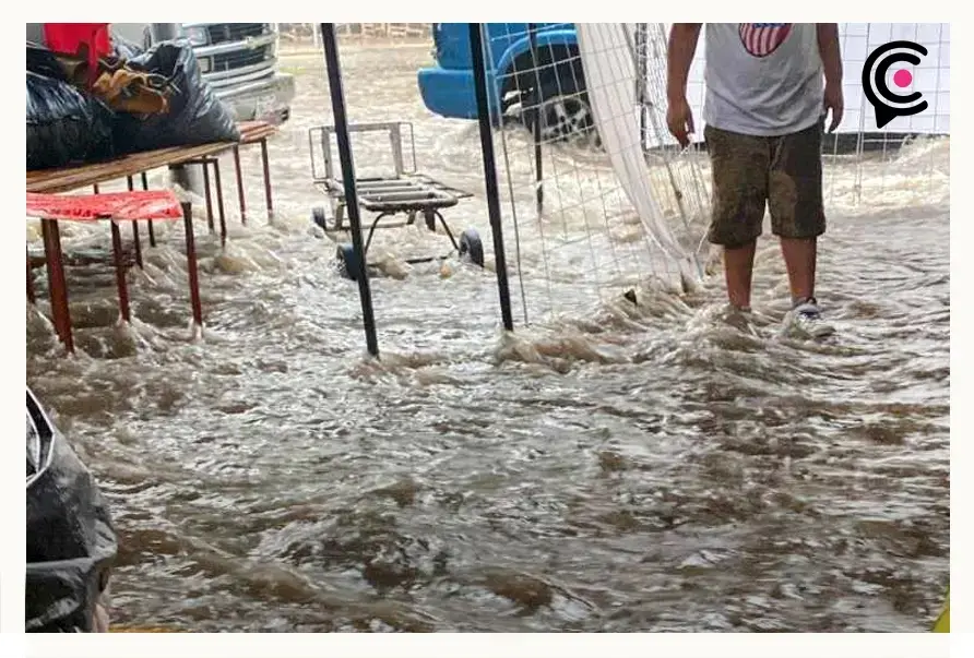 Fuerte lluvia causa inundaciones en el mercado Morelos de Puebla.