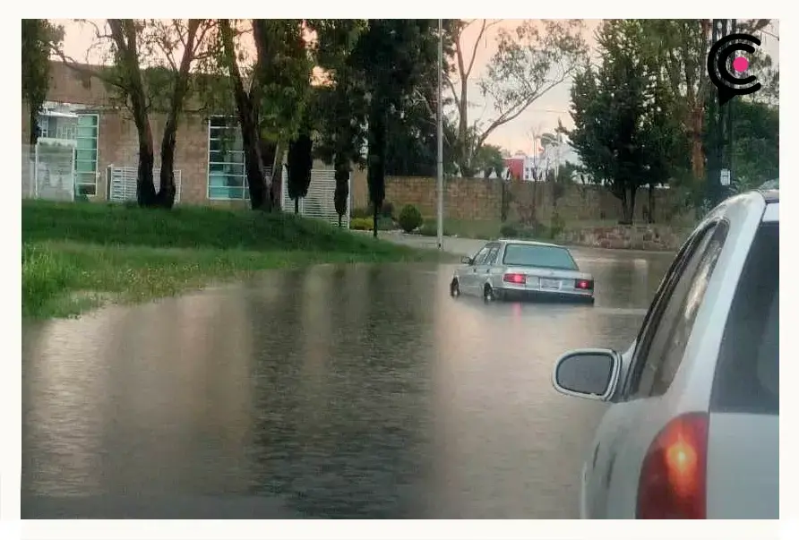 Fuerte lluvia causa inundaciones en el mercado Morelos de Puebla.