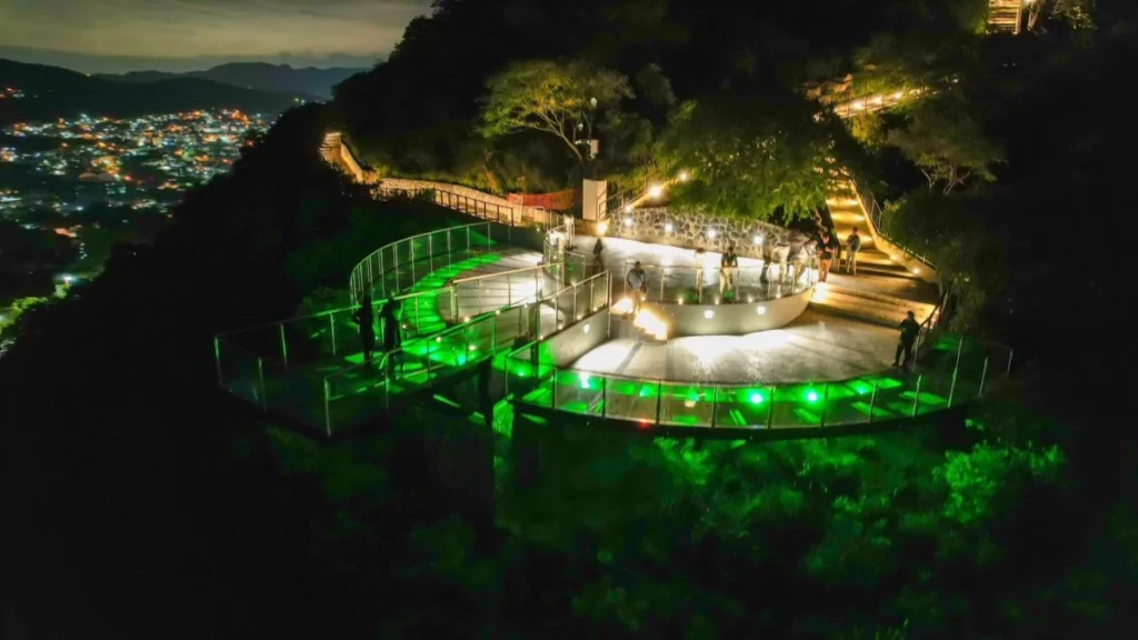Atlixco estrena mirador de cristal y recorridos nocturnos con iluminación arquitectónica.