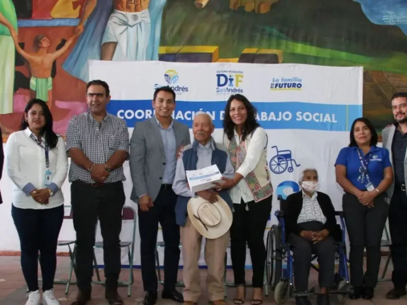 DIF de San Andrés Cholula y la cadena comercial Oxxo entregan 50 auxiliares auditivos