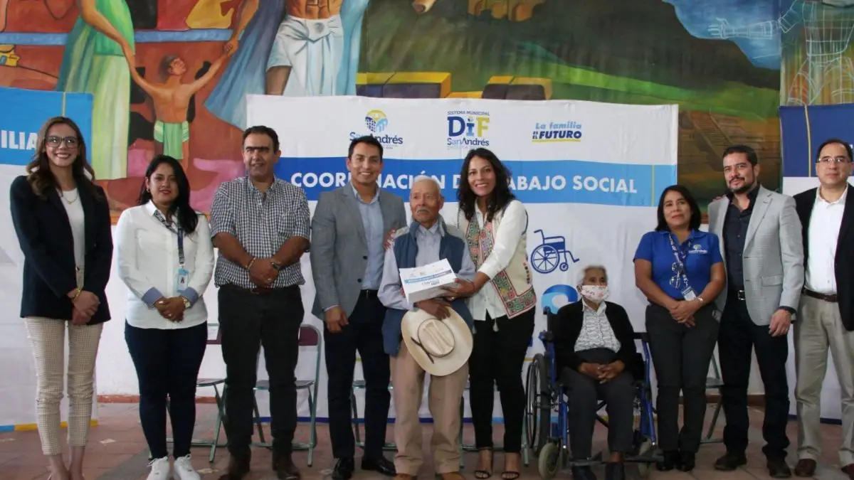 DIF de San Andrés Cholula y la cadena comercial Oxxo entregan 50 auxiliares auditivos