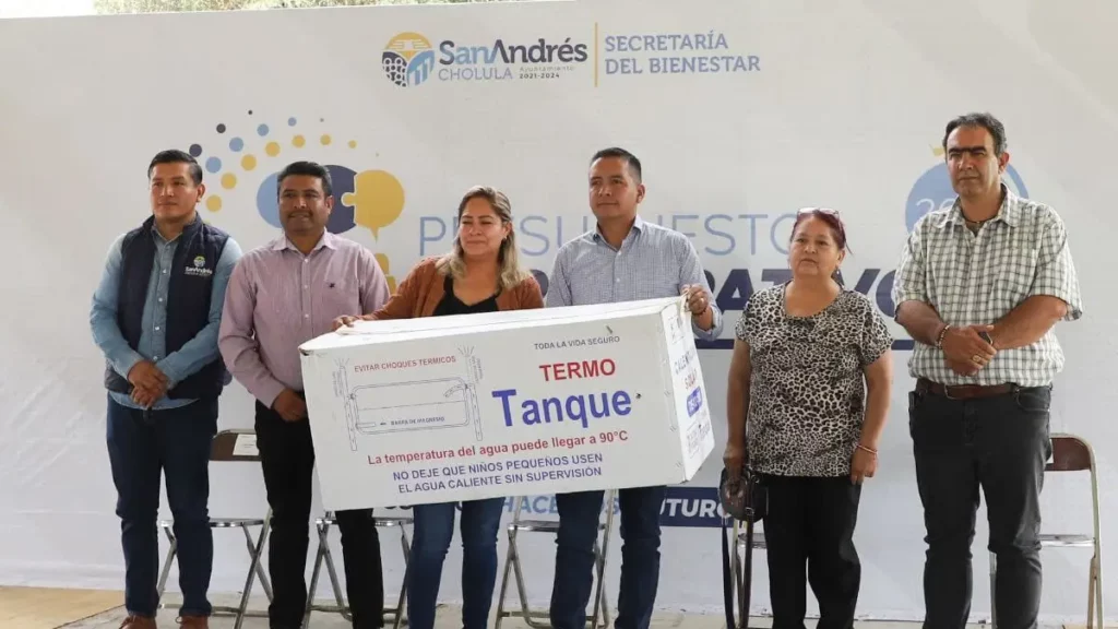 Realiza Mundo Tlatehui tercera entrega de calentadores solares del programa presupuesto participativo