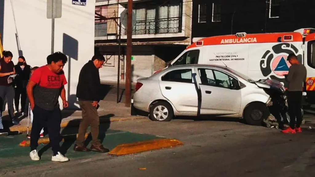 Accidente automovilístico deja tres heridos en la colonia Amor de Puebla.