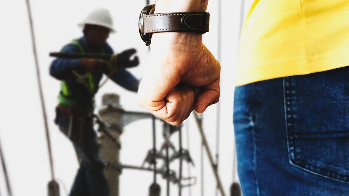 Hombre apalea a trabajador de CFE para impedir que le corten la luz en Puebla