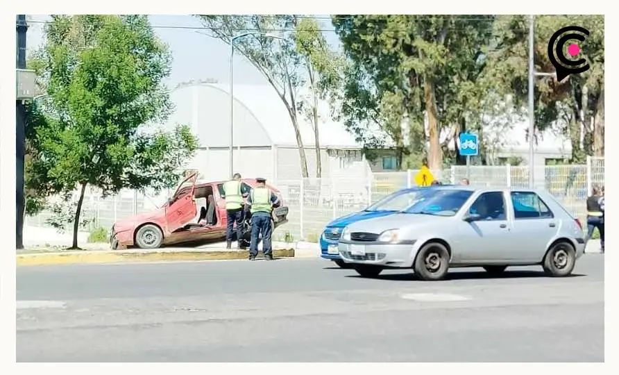 Tras persecución y choque, policías municipales detuvieron a dos sujetos en Puebla.