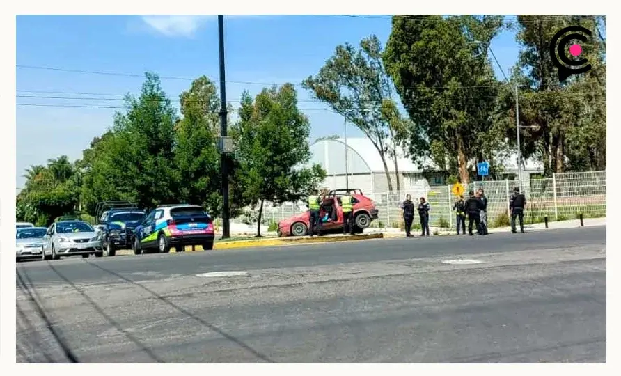 Tras persecución y choque, policías municipales detuvieron a dos sujetos en Puebla.