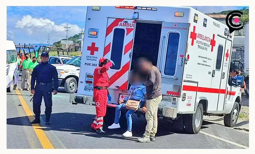 Paramédicos atendiendo a heridos de un choque