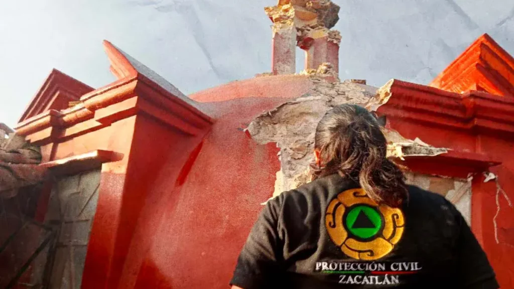 Elemento de protección civil de Zacatlán y cúpula eclesiástica dañada.