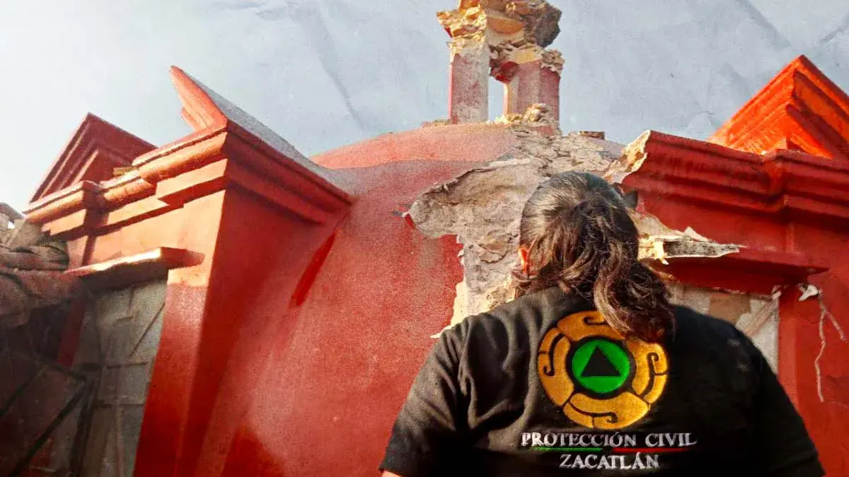 Elemento de protección civil de Zacatlán y cúpula eclesiástica dañada.
