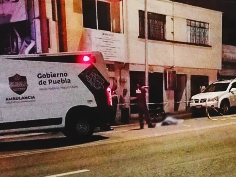 Ciclista muere tras chocar contra la puerta abierta de un auto en Puebla