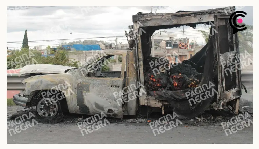 Falla mecánica ocasionó incendio de camioneta con pollos en Puebla, terminó calcinada