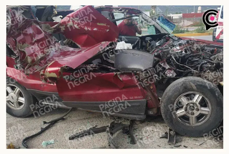 Conductor falleció al estrellarse contra un camión estacionado en Amozoc