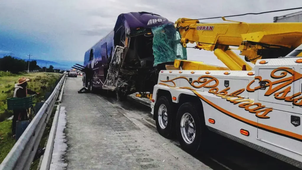 Choca autobús ADO en la autopista Puebla-Orizaba; hay 25 lesionados.