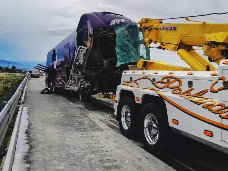 Choca autobús ADO en la autopista Puebla-Orizaba; hay 25 lesionados.