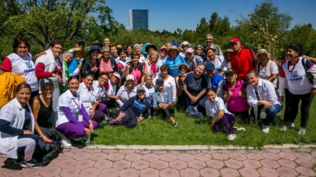 Personas adultas mayores del SMDIF de Puebla, BUAP e INAPAM recorren jardín botánico
