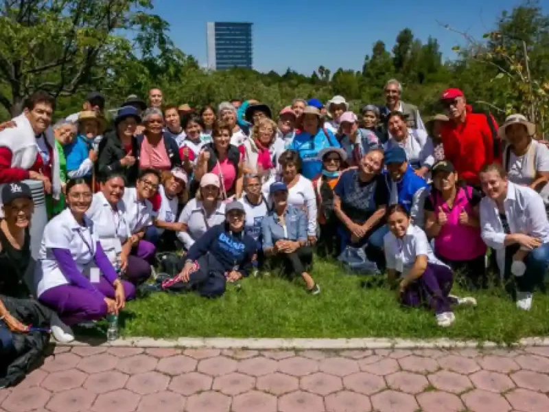Personas adultas mayores del SMDIF de Puebla, BUAP e INAPAM recorren jardín botánico