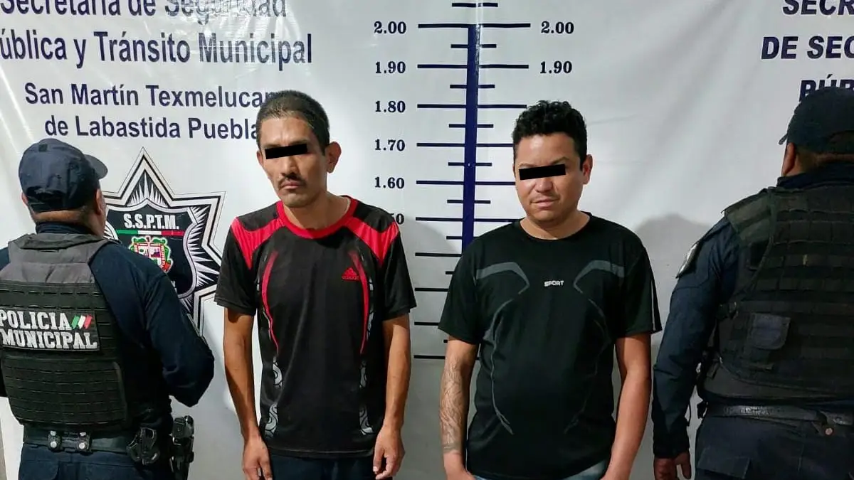 Policía municipal de San Martín Texmelucan detuvo a dos masculinos por presuntos delitos contra la salud, portación de arma de fuego e instrumento prohibido