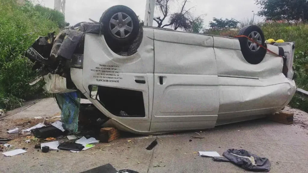 Muere tras volcadura de camioneta en el Periférico Ecológico de Puebla.