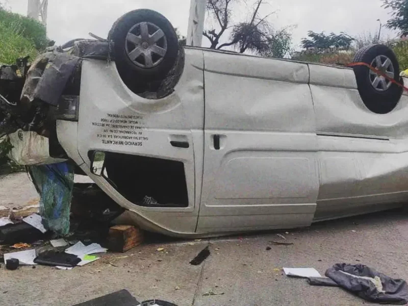 Muere tras volcadura de camioneta en el Periférico Ecológico de Puebla.