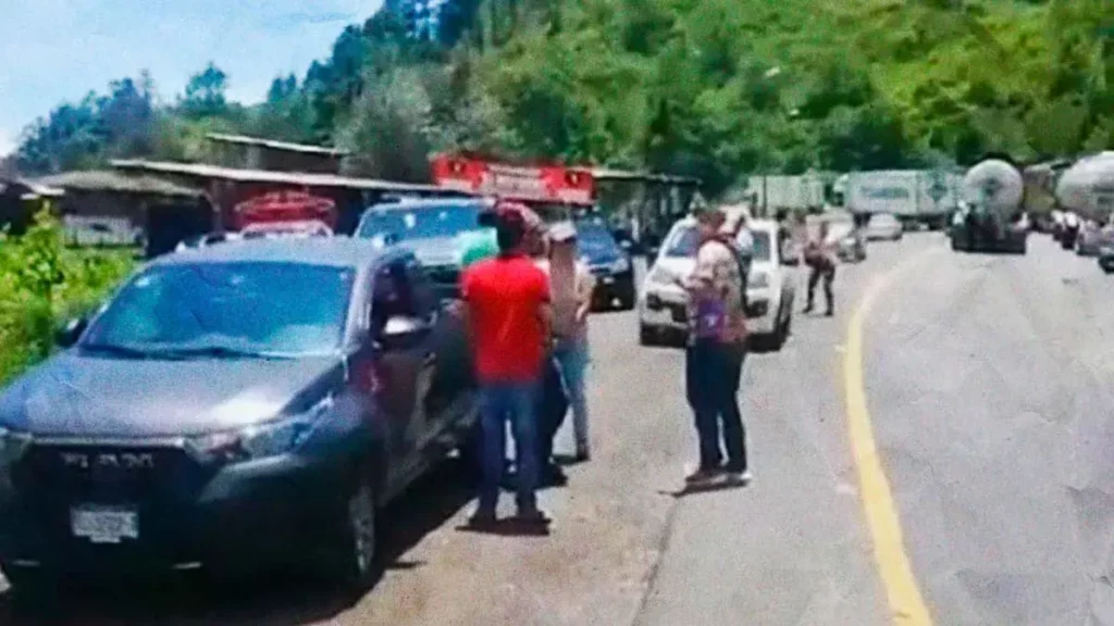 Reportan otro asalto masivo en la autopista Puebla-Orizaba