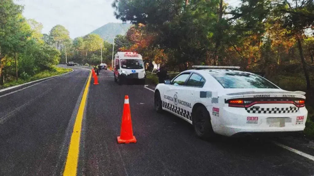 Conductor muere prensado tras volcadura de un tractocamión en Puebla
