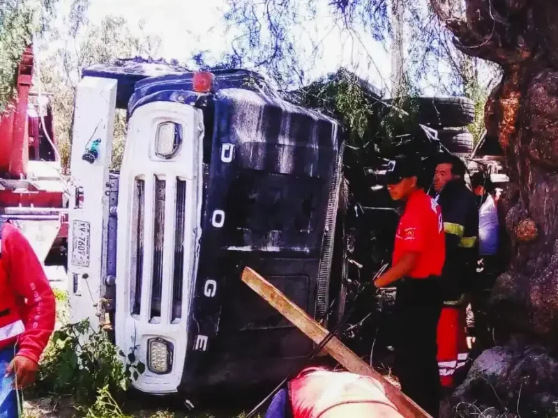 Volcadura de un camión de volteo causó la muerte del conductor en Tecamachalco