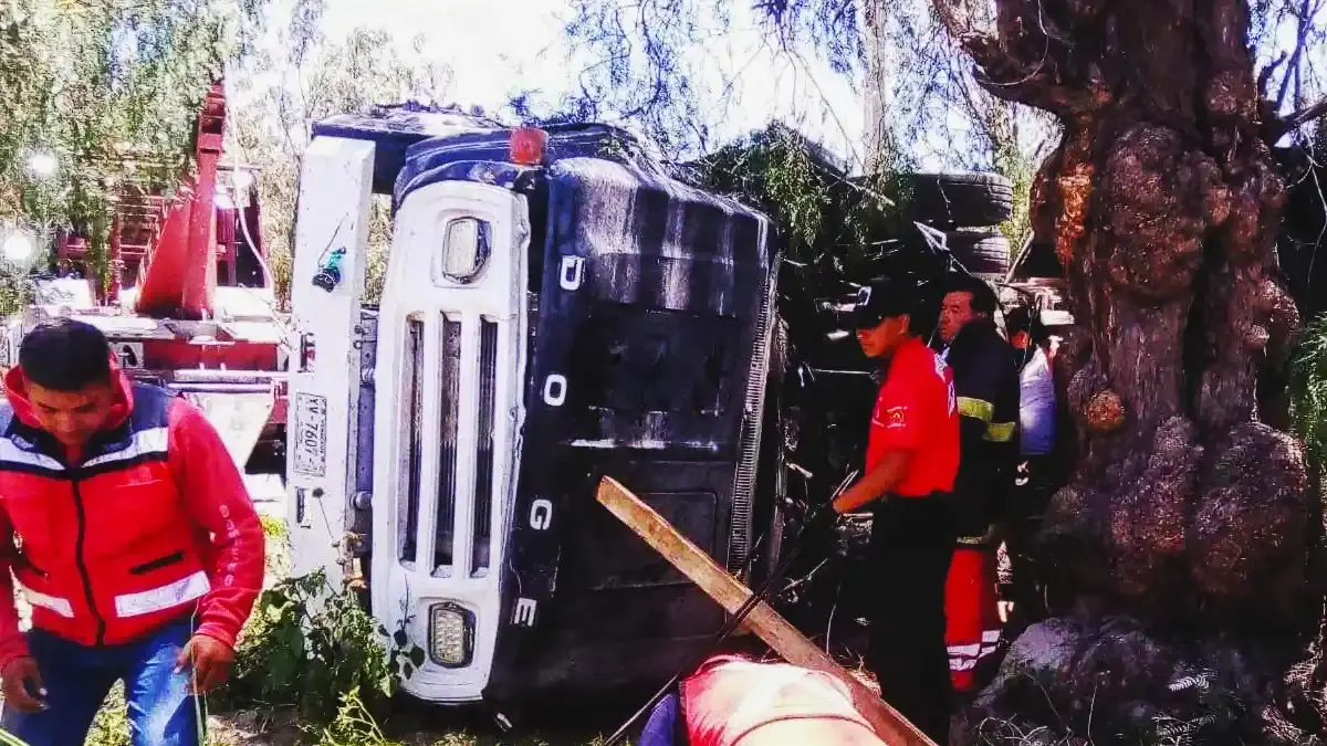 Volcadura de un camión de volteo causó la muerte del conductor en Tecamachalco