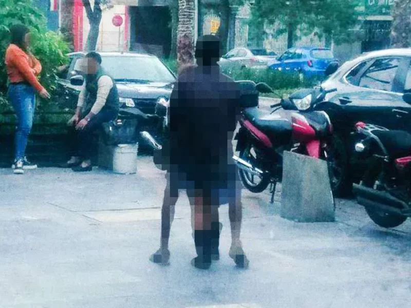 Pareja usa la Avenida Juárez para tener relaciones sexuales en la zona de restaurantes