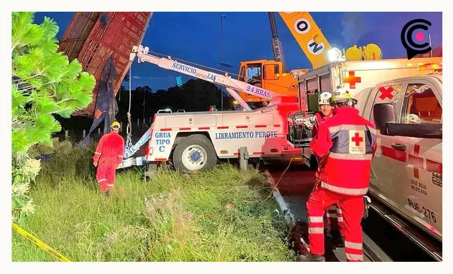 Dos personas murieron prensadas por un choque y volcadura en la autopista Amozoc-Perote