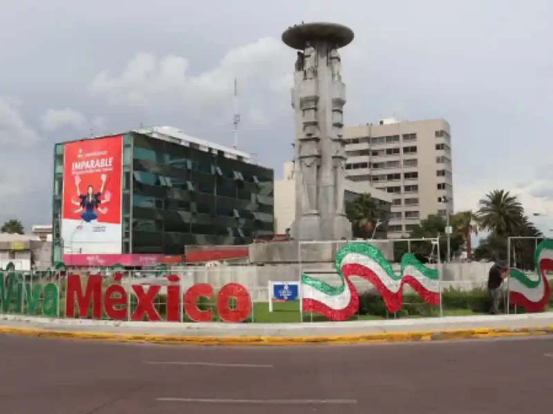Comienza colocación de adornos patrios en Puebla capital
