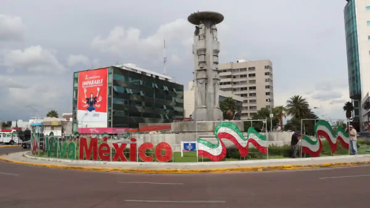 Comienza colocación de adornos patrios en Puebla capital