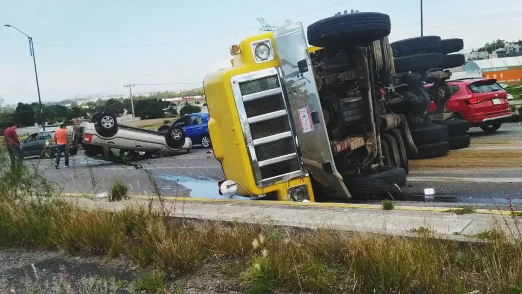 Un camión torton y una camioneta volcaron en el Periférico Ecológico de Puebla
