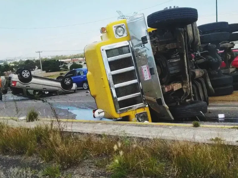Un camión torton y una camioneta volcaron en el Periférico Ecológico de Puebla