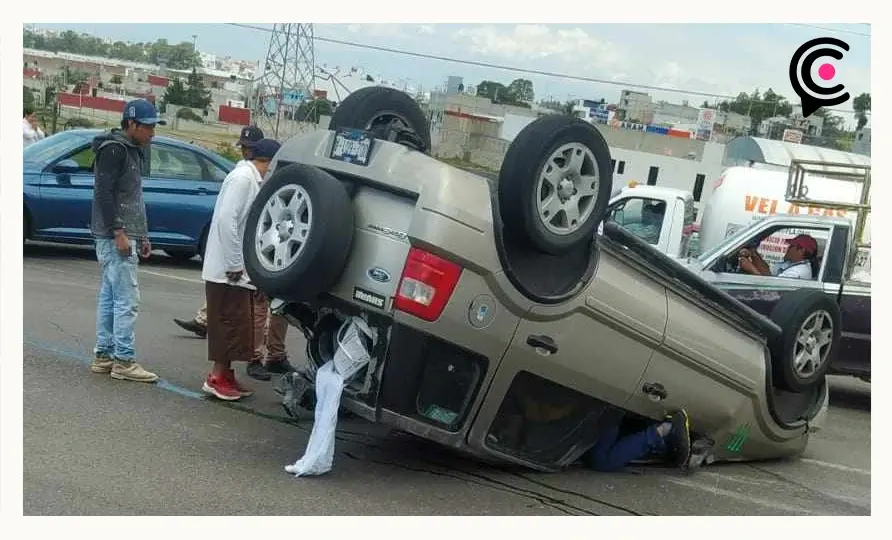 Un camión torton y una camioneta volcaron en el Periférico Ecológico de Puebla