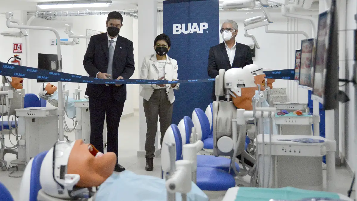 Inaugura Rectora María Lilia Cedillo laboratorios de simulación en la Facultad de Estomatología