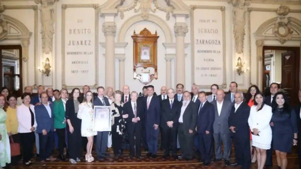 Marco Aurelio Barocio, ícono de la ingeniería en Puebla, recibe copia de la ‘Cédula Real’