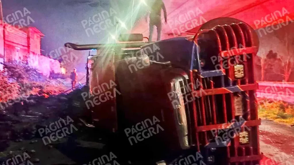 Camión tipo torton vuelca en la lateral de la autopista México-Puebla
