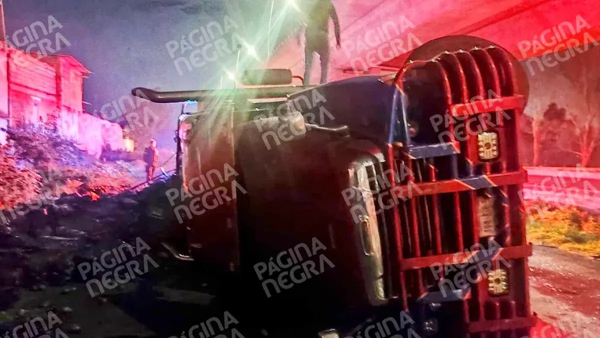 Camión tipo torton vuelca en la lateral de la autopista México-Puebla