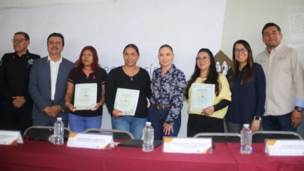 Paola Angon firma convenio con el ICATEP, impulsando mejores oportunidades de empleo para mujeres cholultecas.