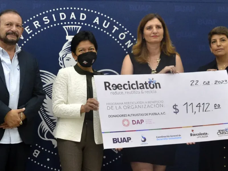 Rectora María Lilia Cedillo Ramírez entrega cheque del Reciclatón 2023