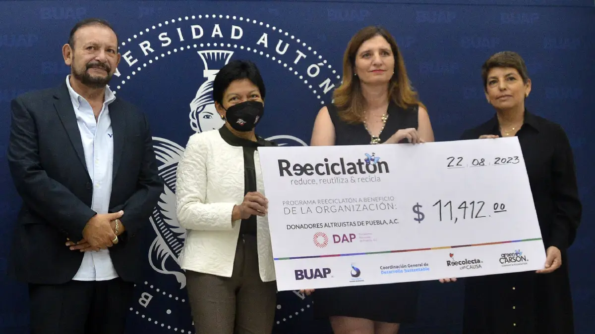 Rectora María Lilia Cedillo Ramírez entrega cheque del Reciclatón 2023