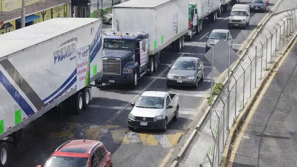 Amotac Puebla amenaza con colapsar carreteras; se suma a paro nacional de transportistas.