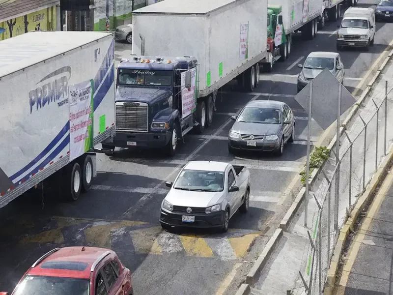 Amotac Puebla amenaza con colapsar carreteras; se suma a paro nacional de transportistas.