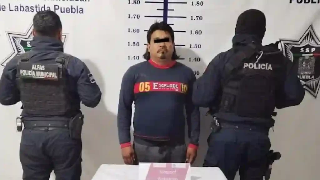 Seguridad pública de San Martín Texmelucan detiene a masculino por asalto a mano armada en compra de automóvil