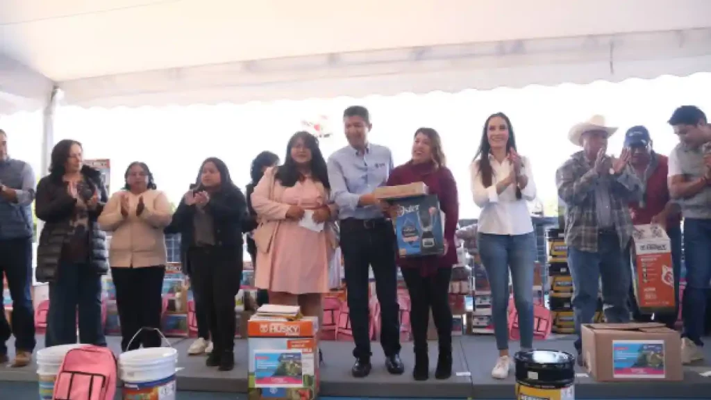 Ayuntamiento de Puebla entrega apoyos a emprendedores, comités y productores locales
