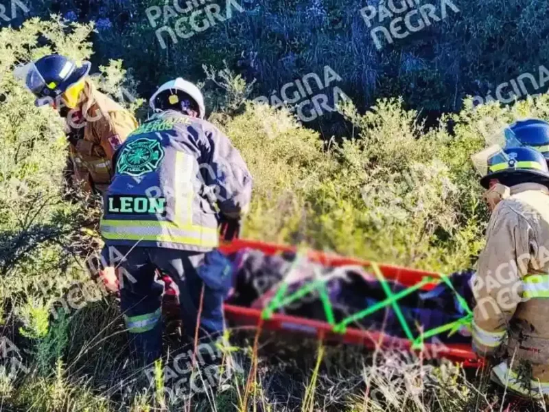 Camioneta cae a un barranco de Cuautinchán y pasajeros resultan heridos