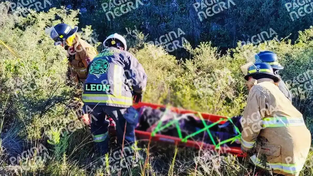 Camioneta cae a un barranco de Cuautinchán y pasajeros resultan heridos